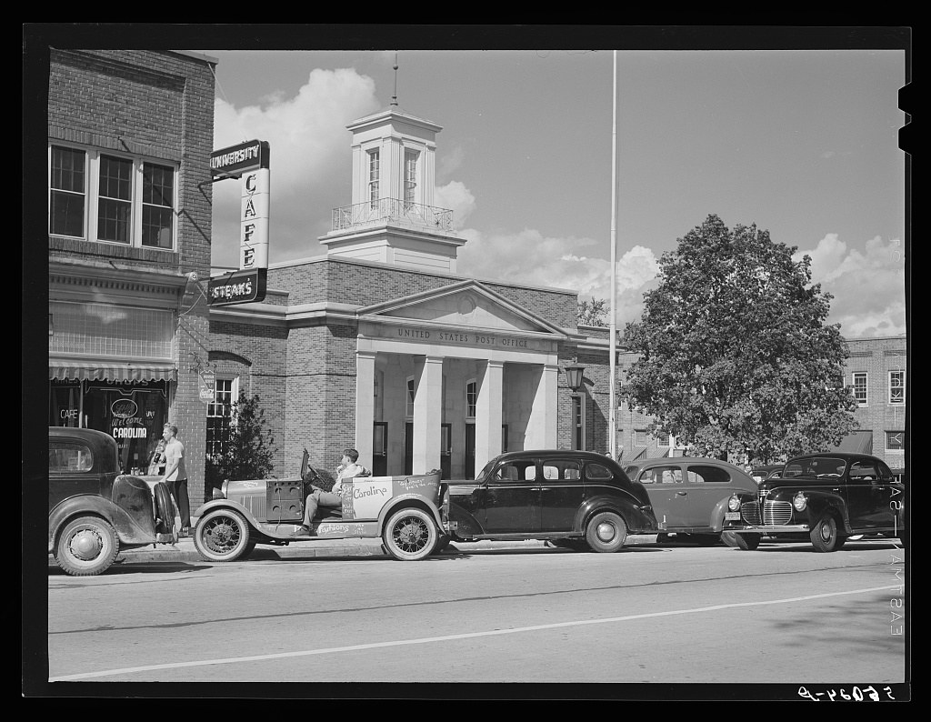 The Chapel Hill post office and its lawn on Franklin Street, October 1940